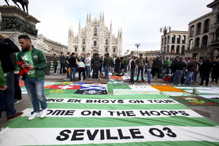 Invasione pacifica dei tifosi del Celtic: ecco uno striscione mostrato in piazza Duomo. Ansa